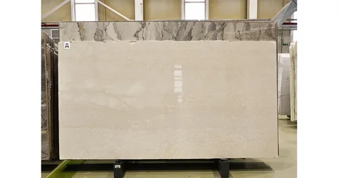 تصویر 2 از سنگ تراورتن صلصالی با جلوه سنگی طبیعی و رگه‌ های نامنظم برای زیبایی بیشتر فضا